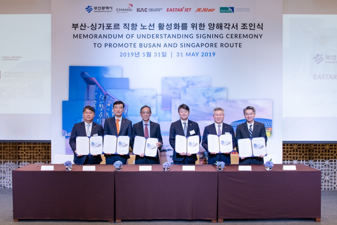 From left: Easter Jet CEO Choi Jong-gu, Jeju Air CEO Lee Seok-joo, Changi Airport Group senior advisor Wong Woon Liong, Busan Metropolitan City Vice Mayor Yoo Jae-soo, Korea Airports Corp. CEO Son Chang-wan and SilkAir CEO Foo Chai Woo pose after singing an MOU at Park Hyatt Busan on Friday. (Changi Airport Group)