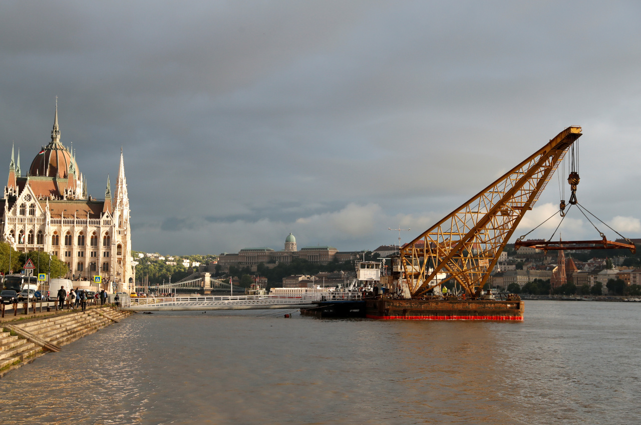 A floating crane arrives at the site of a ship accident, which killed several people, near Margaret Bridge on the Danube river in Budapest, Hungary, May 30, 2019. (REUTERS-Yonhap)