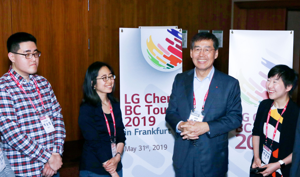 LG Chem Vice Chairman Shin Hak-cheol (second from right) talks with undergraduate and graduate students attending European universities and institutes, at the firm’s recruitment event in Frankfurt, Germany, Saturday. (LG Chem)