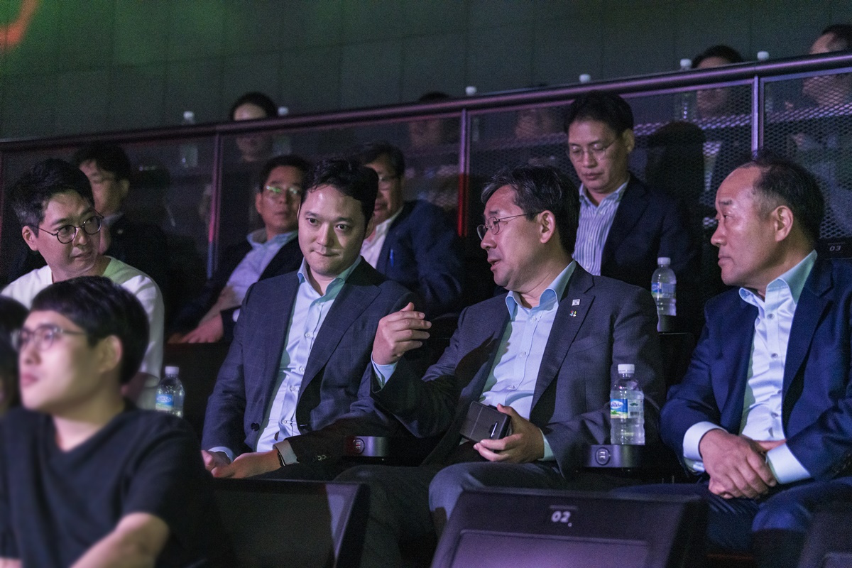 Culture Minister Park Yang-woo visits Riot Games’ LoL Park in central Seoul to watch the “League of Legends Champions Korea” summer season opening match on Wednesday. (Riot Games)