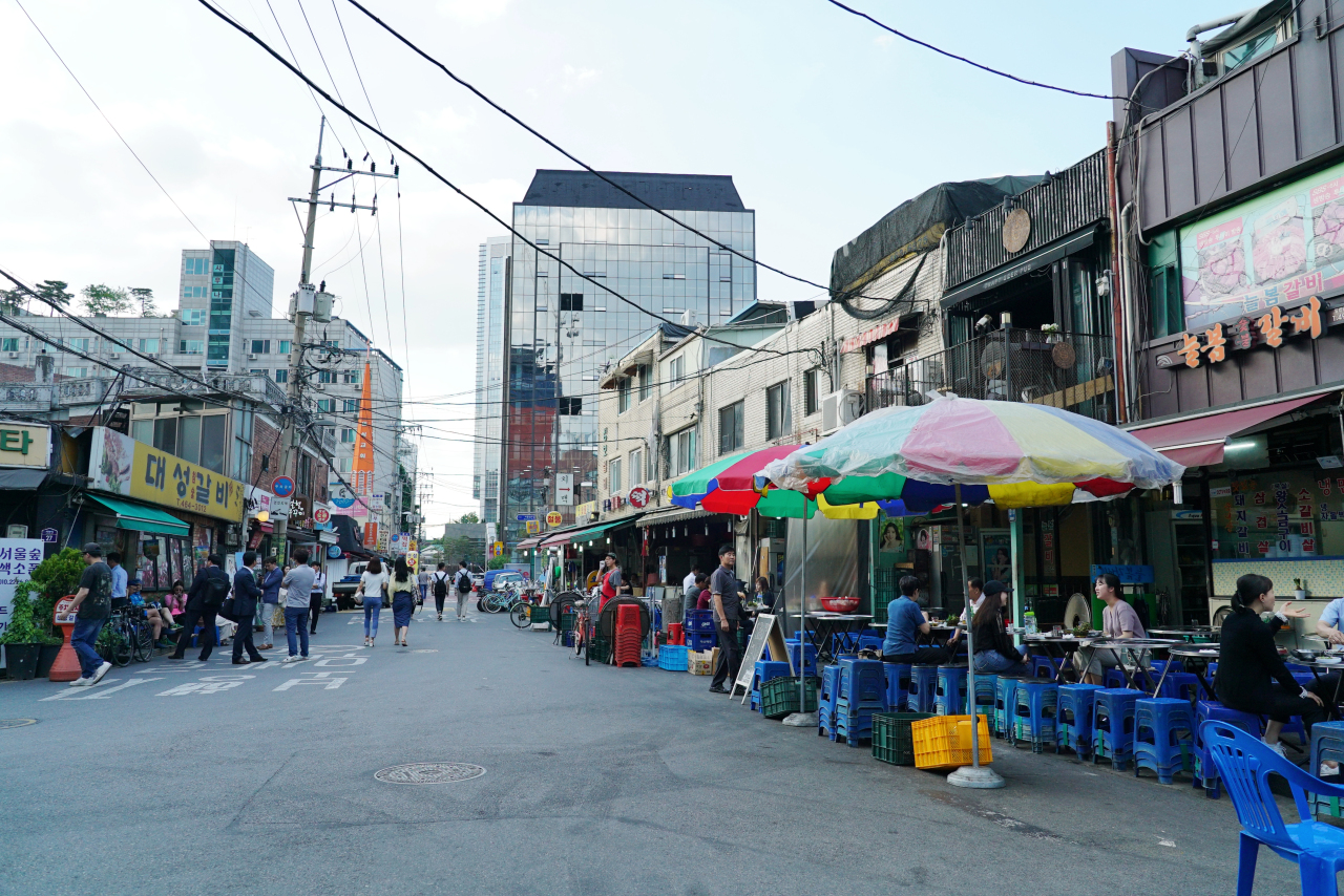 Seongsu-dong Galbi Alley (Lee Sun-hye / The Korea Herald)