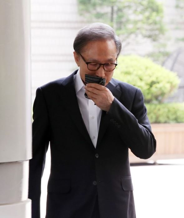 Former president Lee Myung-bak heads to court Wednesday afternoon. (Yonhap)