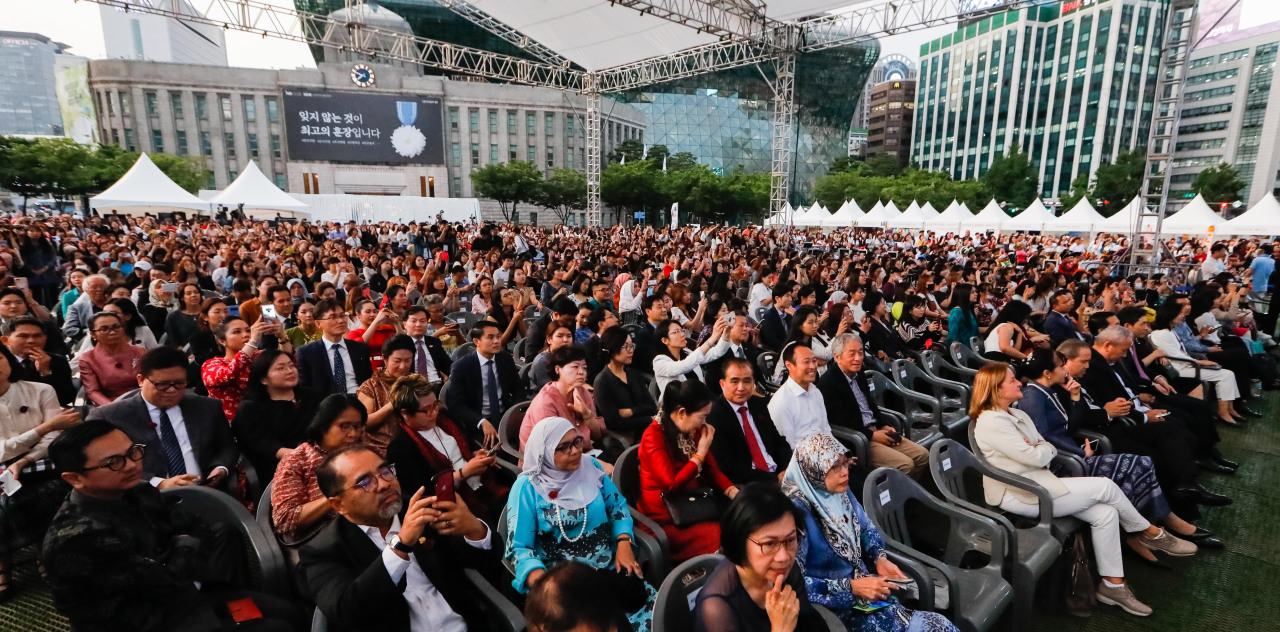 People watch the opening ceremony for ASEAN Week 2019 at Seoul Plaza, Seoul, Friday. (The ASEAN-Korea Center)