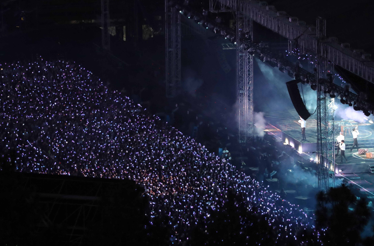 [Newsmaker] BTS fans complain of tight ID checks at Busan concerts - The Korea Herald1280 x 842