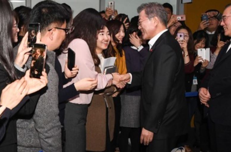 Civil servants welcome President Moon Jae-in, who visited the Ministry of Environment and the Ministry of Agriculture, Food & Rural Affairs at the Government Complex in Eojin-dong, Sejong to look into their 2019 policy directions on Dec. 18, 2018. (Yonhap)
