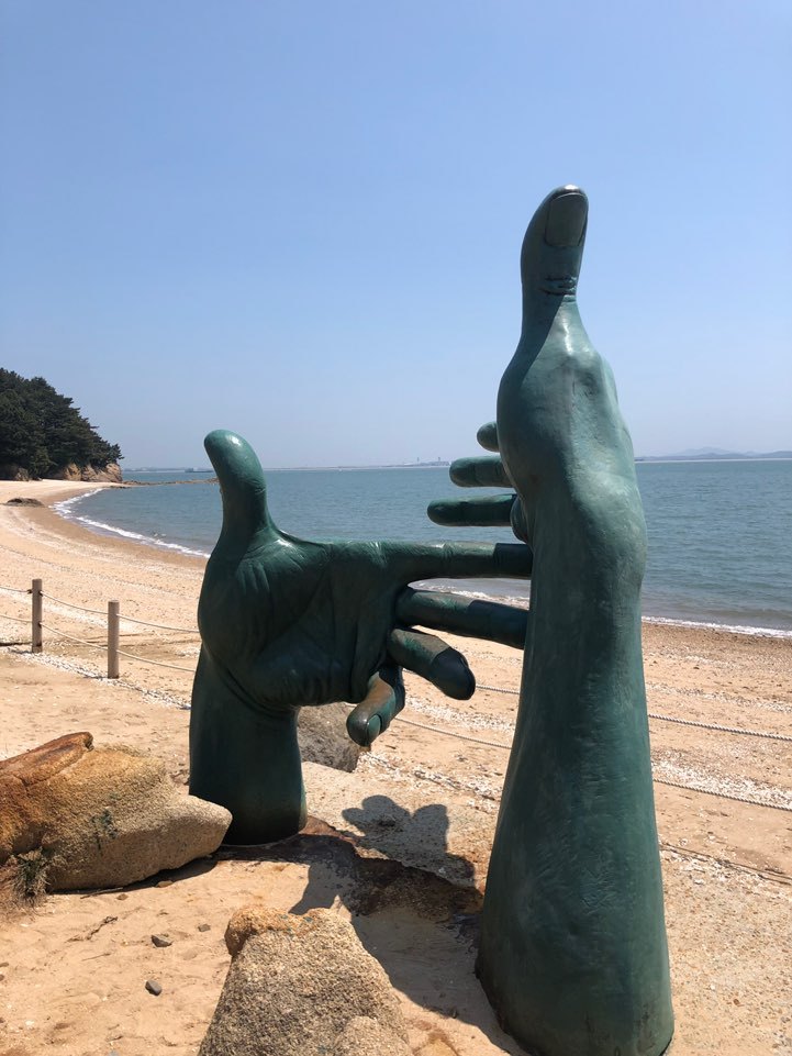 The sculpture park at Baemikkumi Beach on Modo (Paradise City)