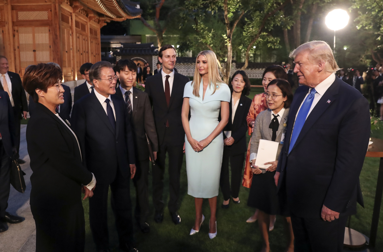 South Korean golfer Pak Se-ri (left) greets US President Donald Trump at the Blue House. (Yonhap)
