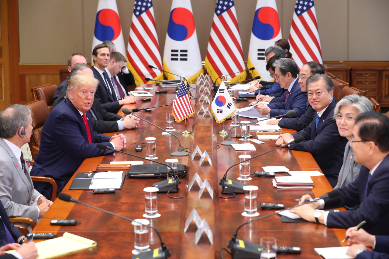 Summit talks between President Moon Jae-in and US President Donald Trump at Cheong Wa Dae. (Yonhap)