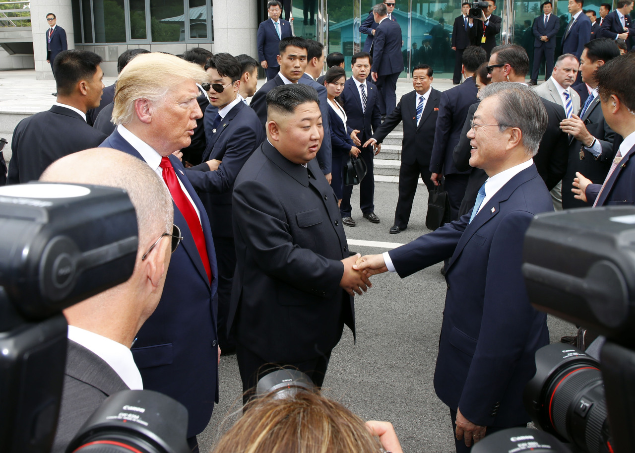 Trump, Moon, Kim enter S. Korean building at Panmunjom together(Yonhap)