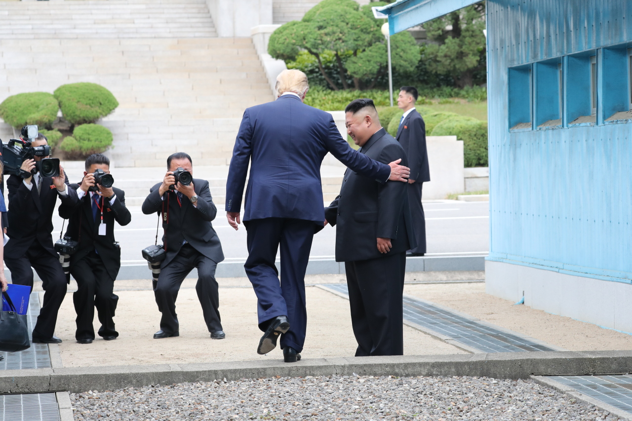 Trump crosses Military Demarcation Line into N. Korea (Yonhap)