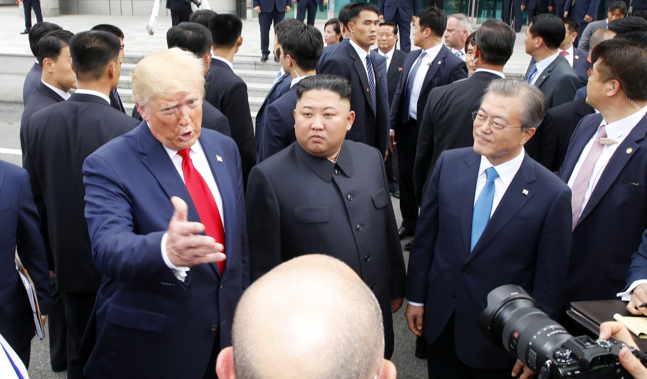 Moon joins Trump-Kim meeting at Panmunjom (Yonhap)