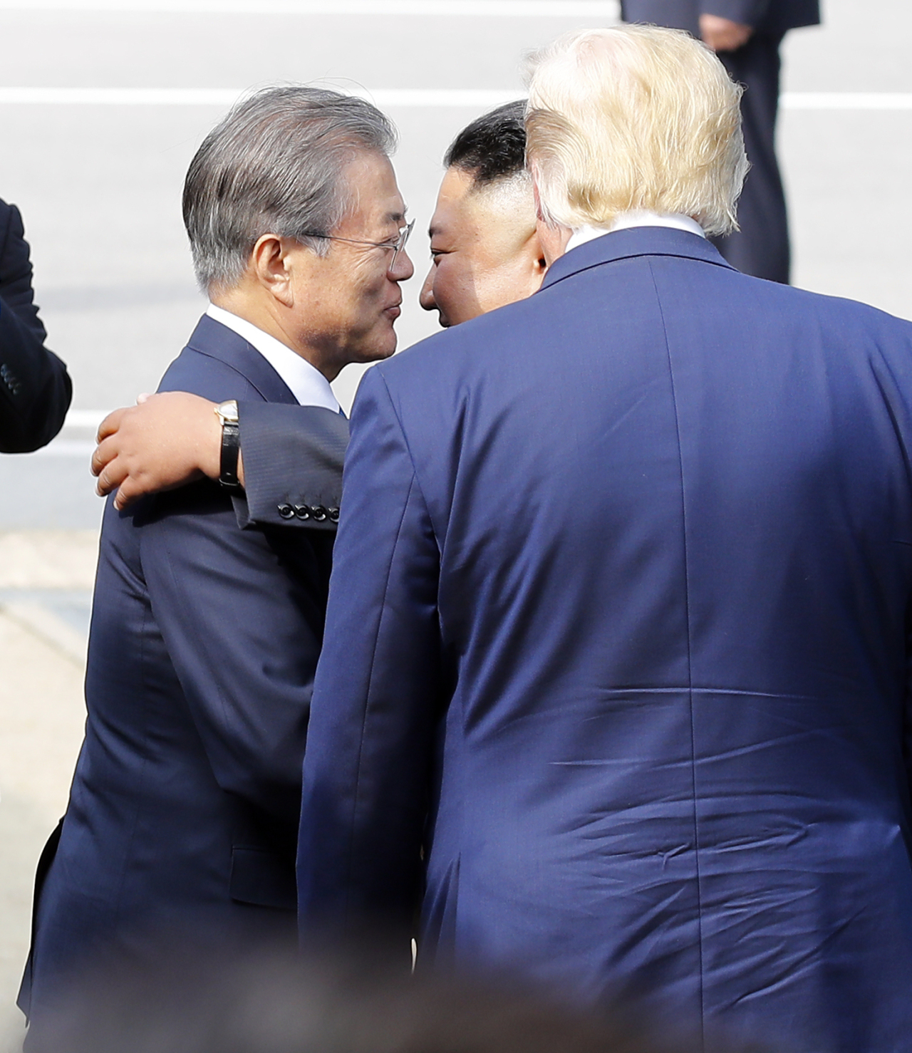 North Korean leader Kim Jong-un bids farewell to President Moon Jae-in while US President Donald Trump looks on.  (Yonhap)