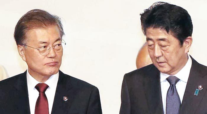 South Korea`s President Moon Jae-in(left) and Japanese Prime Minister Shinzo Abe. Yonhap
