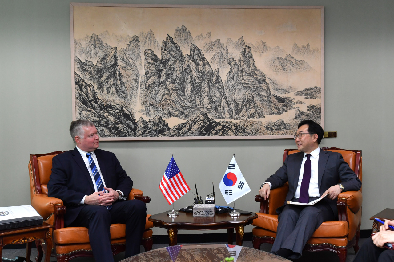 Lee Do-hoon, special representative for Korean Peninsula peace and security affairs, speaks with his US conterpart Stephen Beigun at the foreign ministry in Seoul, June 28. (Yonhap)