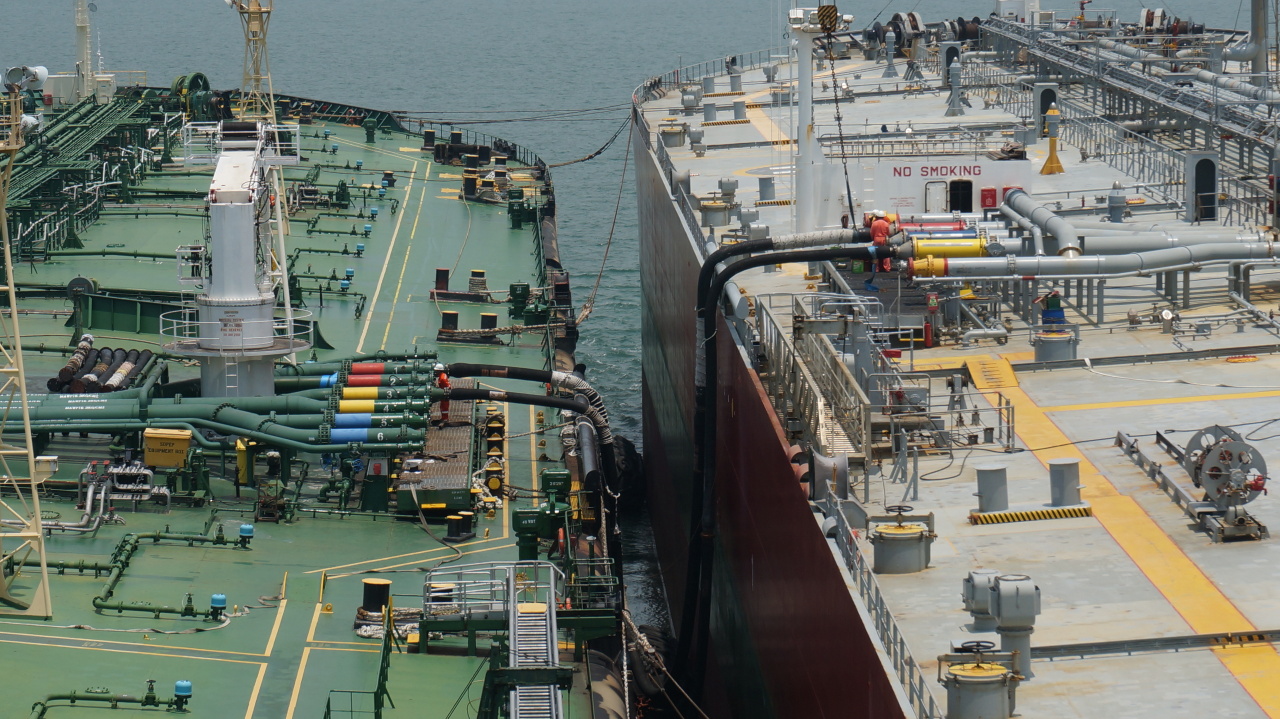 An SK Trading International ship (left) receives high-sulfur fuel from an oil tank for oil blending process. (SK Innovation)
