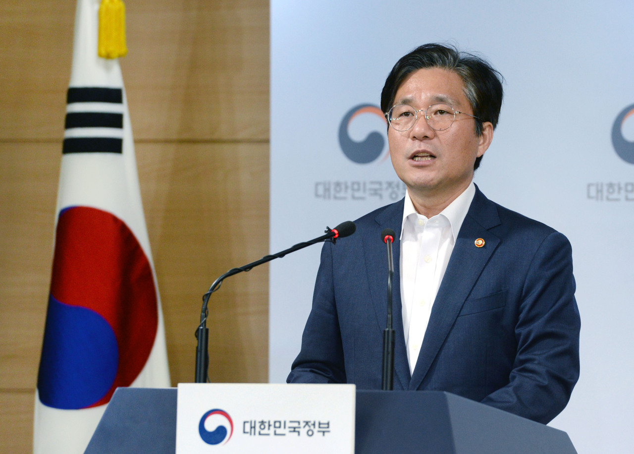 Industry Minister Sung Yun-mo speaks at a press briefing in Seoul. (MOTIE)