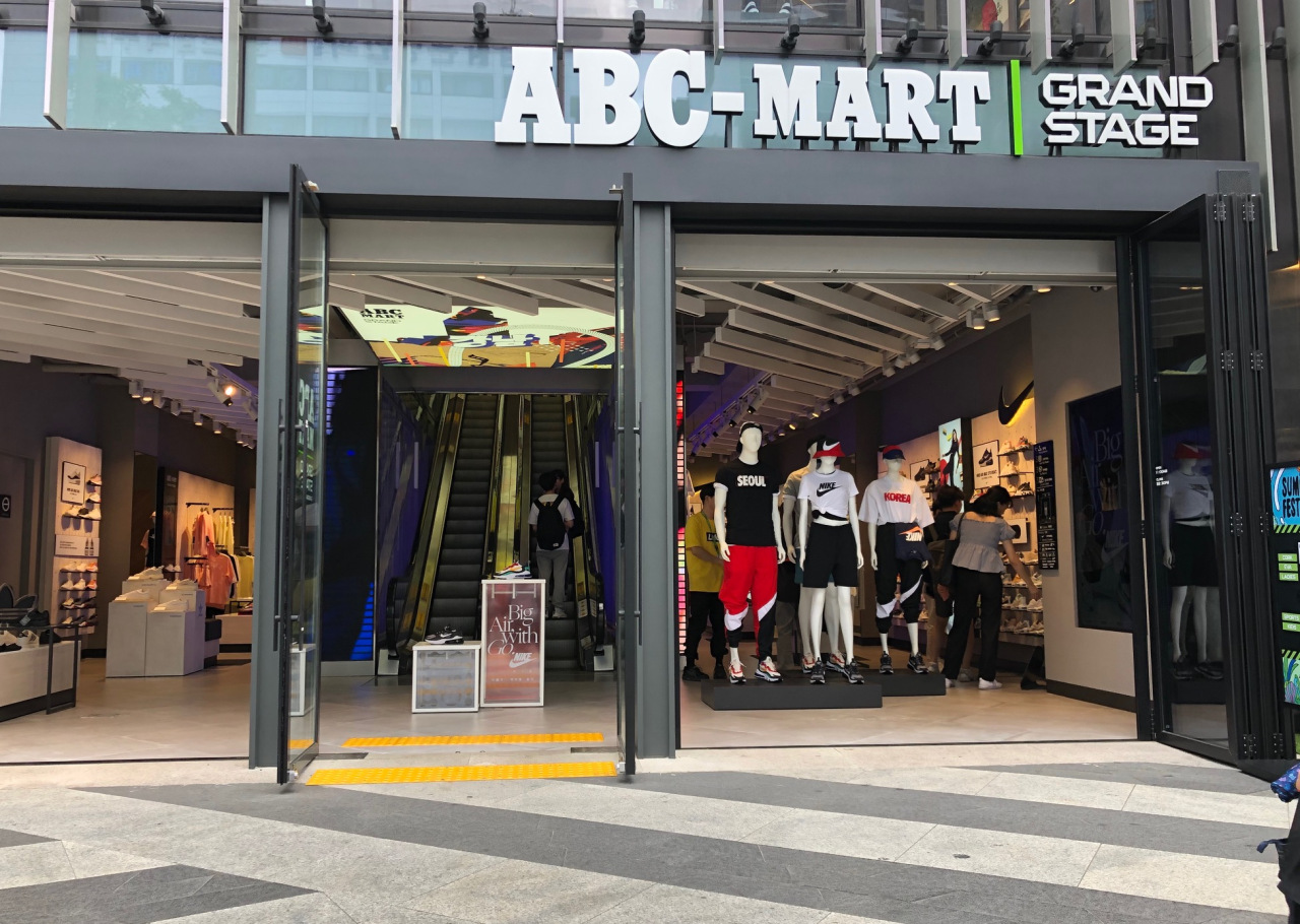 ABC Mart, a Japan-owned shoes and clothing company, near Gangnam station in Seoul. (Timothy Im/The Korea Herald)