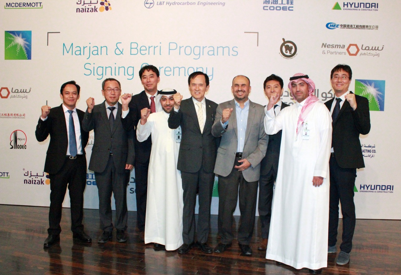 Hyundai E&C Executive Vice President Lee Won-woo (fifth from right), Saudi Aramco Senior Vice President Ahmad A. Al-Sa’adi (fourth from right) and executives from both companies attend the signing ceremony. (Hyundai E&C)