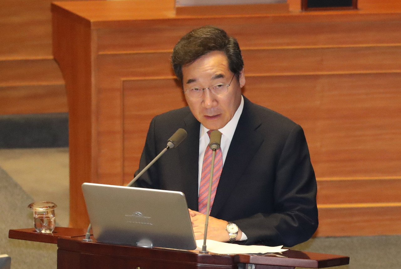 Prime Minister Lee Nak-yon speaks at National Assembly on Wednesday. (Yonhap)