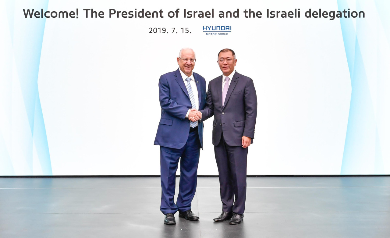 Israeli President Reuven Rivlin and Hyundai Motor Group Executive Vice Chairman Chung Euisun shake hands in prior to their meeting held at the carmaker‘s R&D Center in Namyang, Gyeonggi Province, on Monday. (Hyundai Motor)