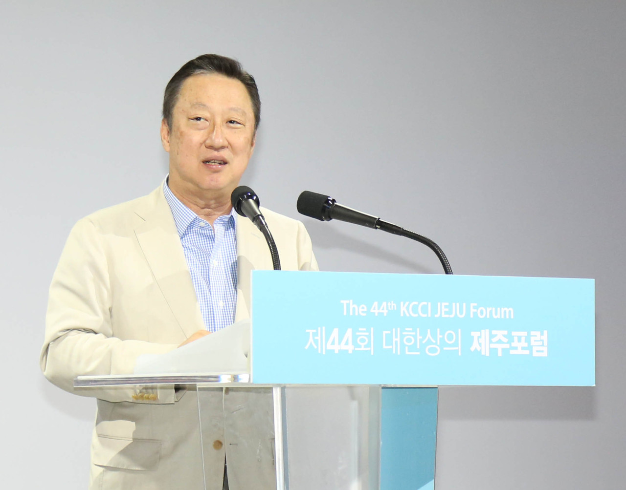Park Yong-maan, chairman of the Korea Chamber of Commerce and Industry, speaks during the KCCI Jeju Forum in Jeju on Wednesday. (KCCI)