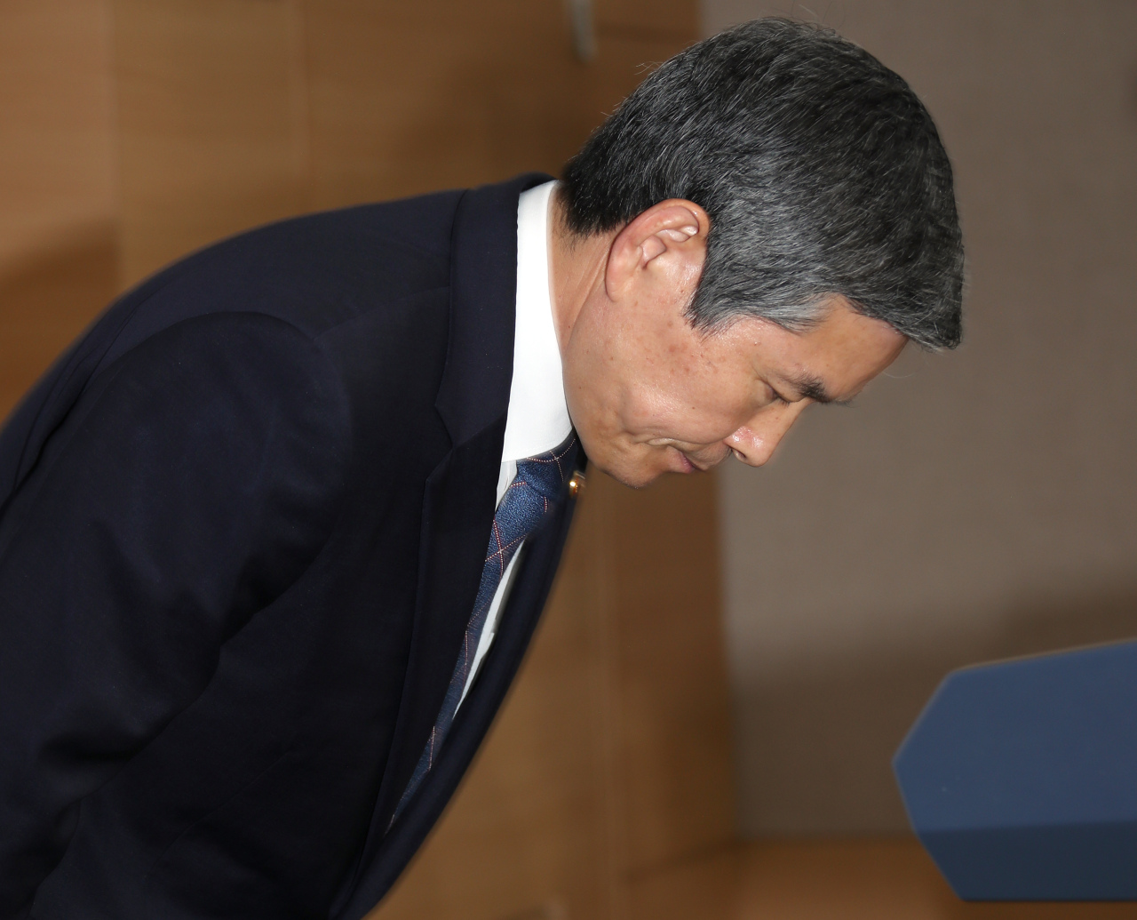 Defense Minister Jeong Kyeong-doo apologizes for the second time for the incident in which a wooden boat carrying four North Koreans reached a South Korean seaport undetected, July 3. (Yonhap)