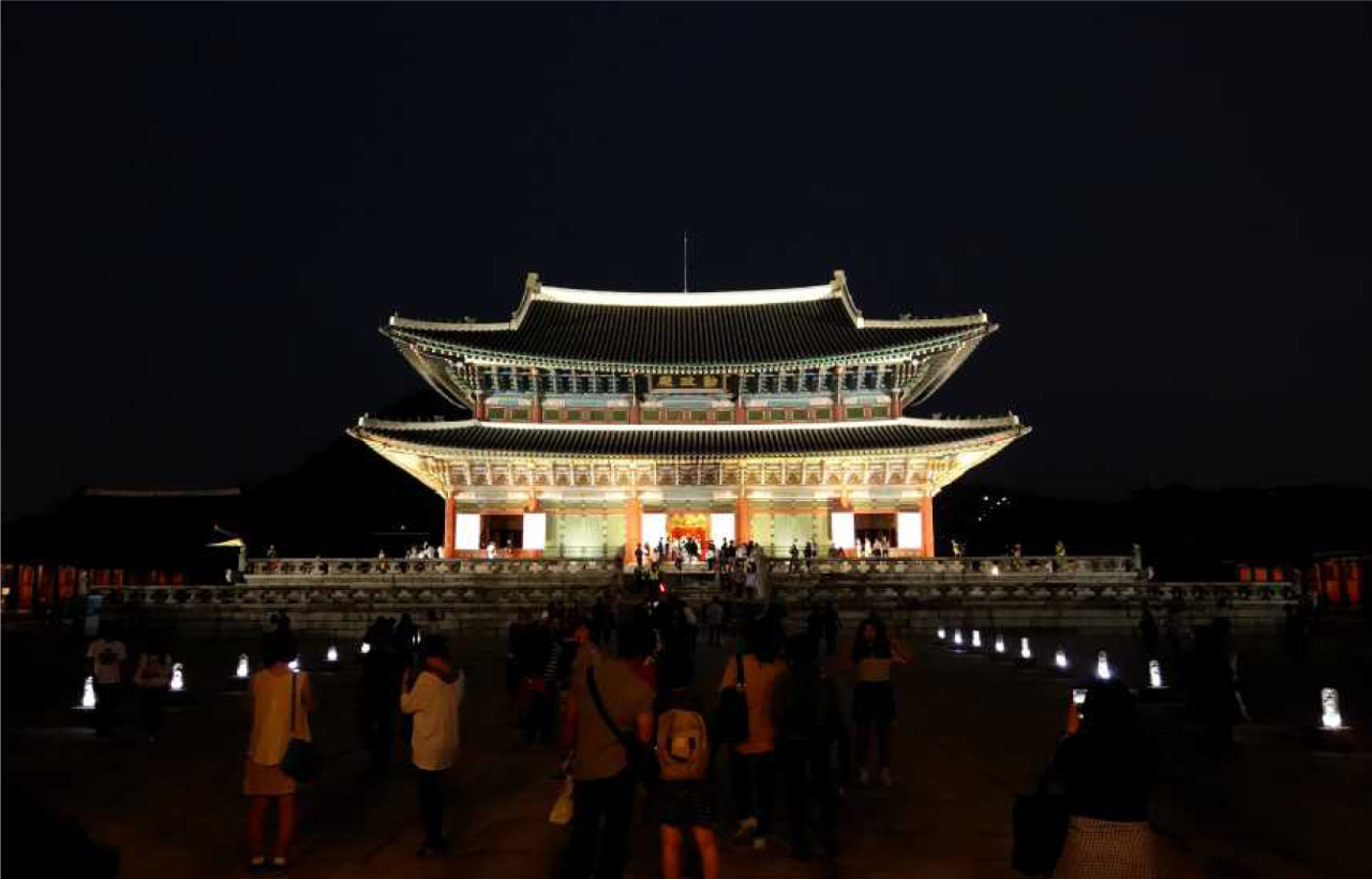 Gyeongbokgung’s magnificent main hall, Geunjeongjeon, is lit up to welcome nighttime visitors to the palace. (Cultural Heritage Administration)