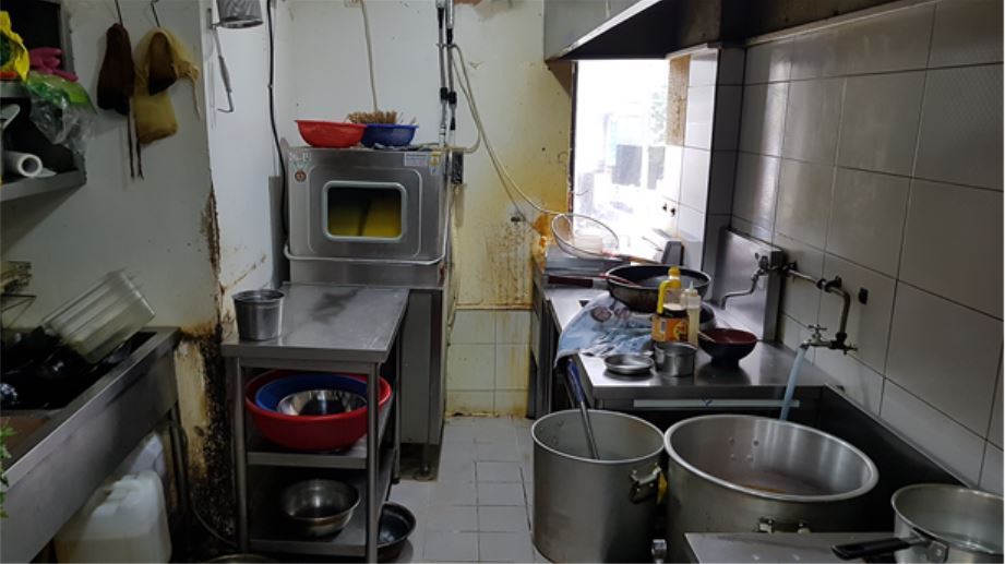 Unwashed sink, walls inside kitchen at a malatang restaurant (Food Safety Ministry)