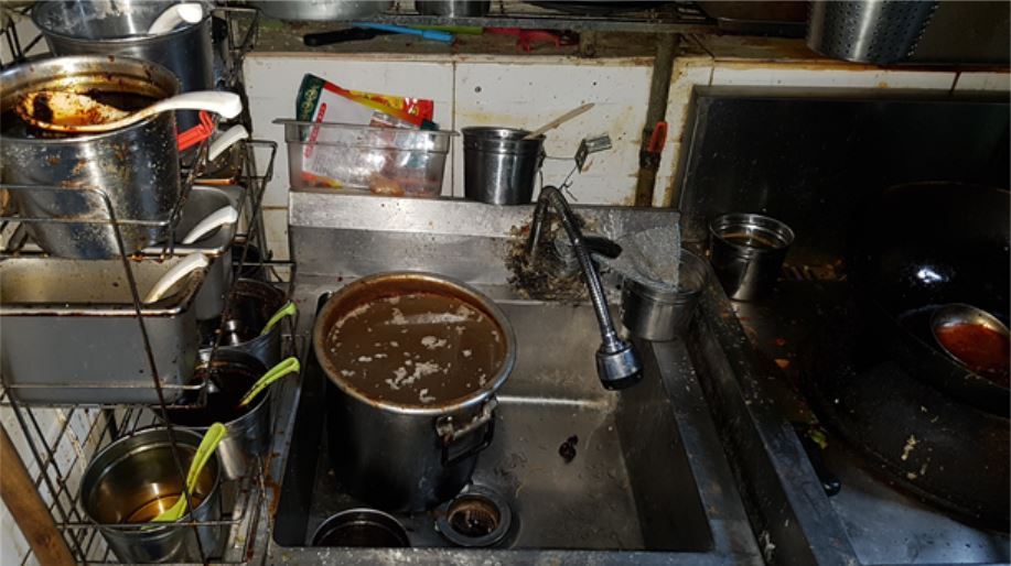 Cooking equipment with black residue, old grease at a malatang restaurant (Food Safety Ministry)