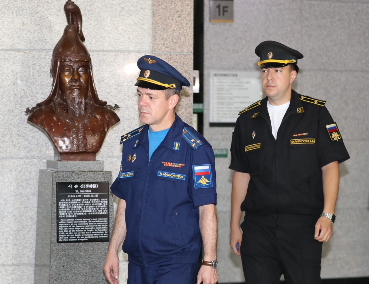 Russian attaches leave Seoul's Defense Ministry after a working-level meeting over a Russian warplane's intrusion of Korea's airspace, on Thursday. (Yonhap)