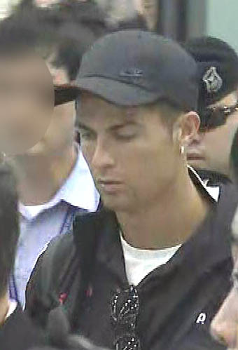 Soccer superstar Cristiano Ronaldo arrives at Incheon Airport on Friday. (Yonhap)