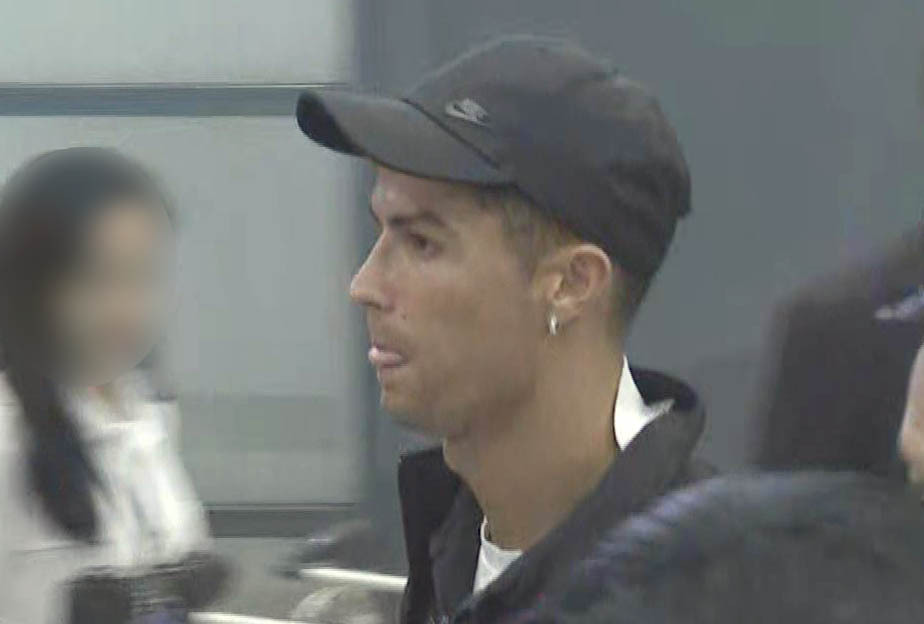 Soccer superstar Cristiano Ronaldo arrives at Incheon Airport on Friday. (Yonhap)