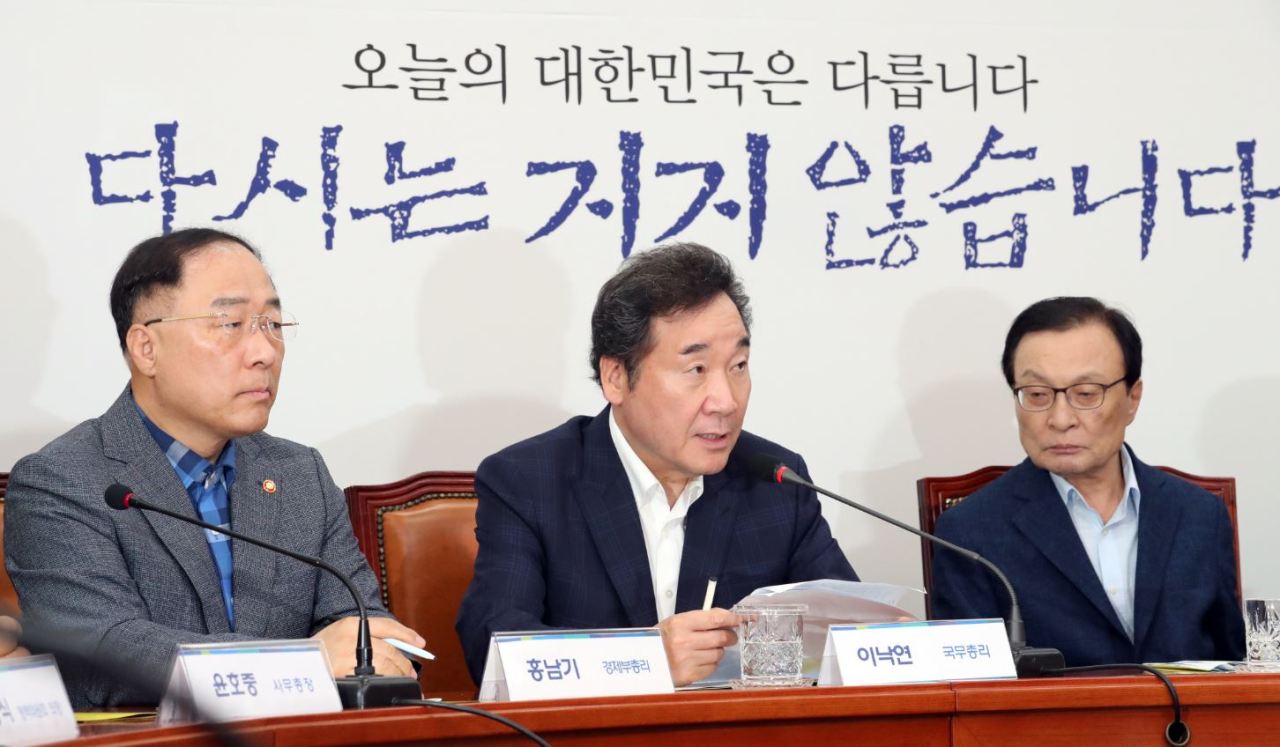 Key policymakers attend a trilateral meeting of the ruling party, government, and presidential office at the National Assembly on Sunday to discuss countermeasures to Japan’s latest exclusion of South Korea from its list of preferred trading partners. From left: Deputy Prime Minister and Finance Minister Hong Nam-ki, Prime Minister Lee Nak-yon, and ruling Democratic Party Chairman Lee Hae-chan. (Yonhap)