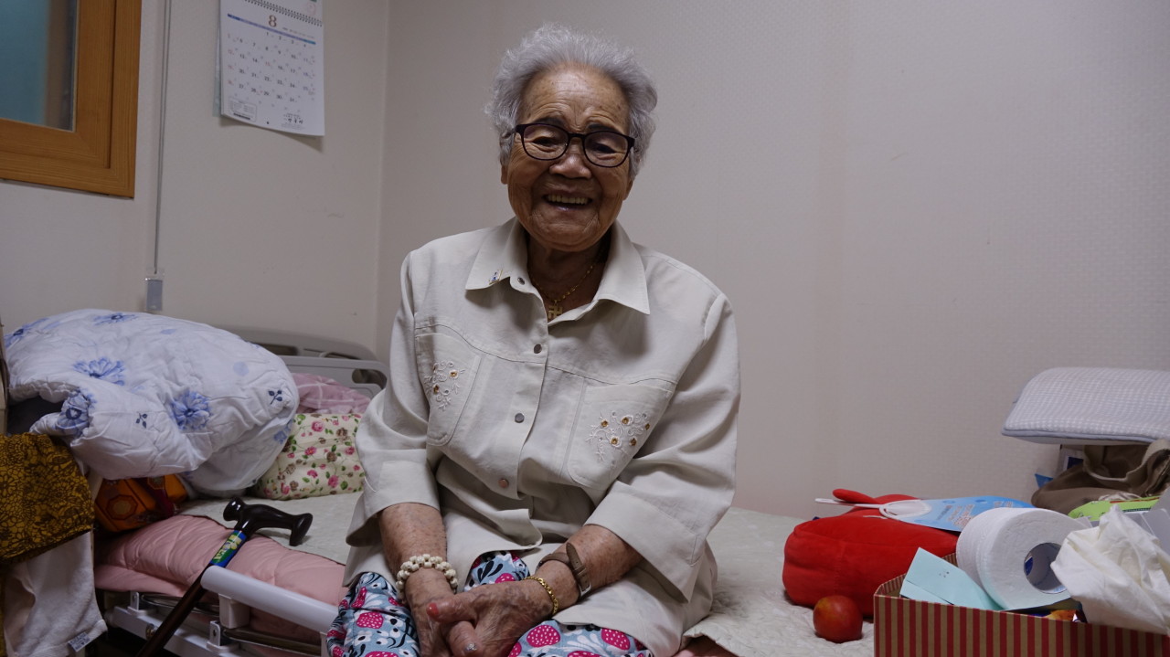 Lee Ok-sun, 89, from Daegu, smiles in her room at The House of Sharing, a shelter for Japan’s wartime sex slavery victims in Gwangju, Gyeonggi Province. (Kim Arin/The Korea Herald)