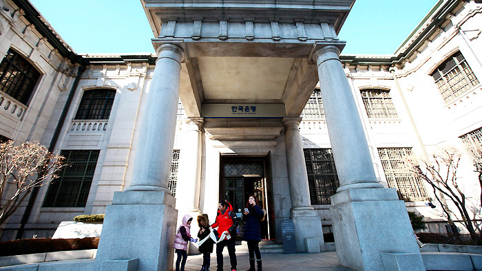 Visitors take a photo outside the Bank of Korea headquarters (Yonhap)