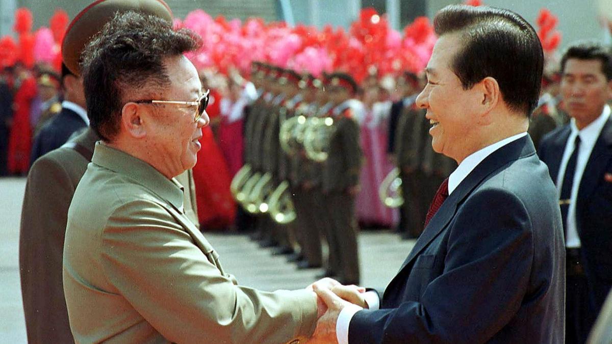 In this June 2000 image, then North Korean leader Kim Jong-il (left) and then South Korean President Kim Dae-jung shake hands in Pyongyang. (AP)