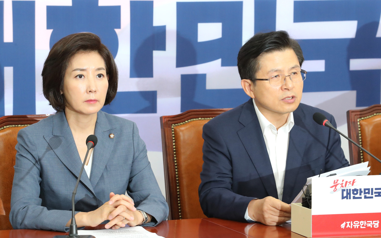Main opposition Liberty Korea Party Chairman Hwang Kyo-ahn (right) speaks during a party meeting on Monday morning. (Yonhap)