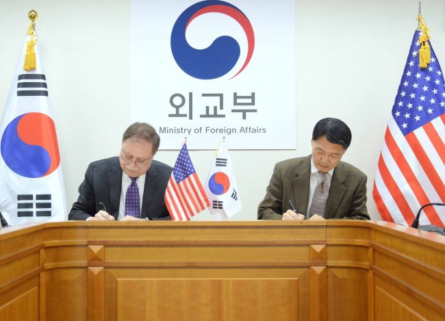 Chang Won-sam (right), South Korea’s delegate to defense cost-sharing talks with the United States, exchanges a letter of accord with his counterpart Timothy Betts in a signing ceremony in Seoul on Feb. 2. (Yonhap)