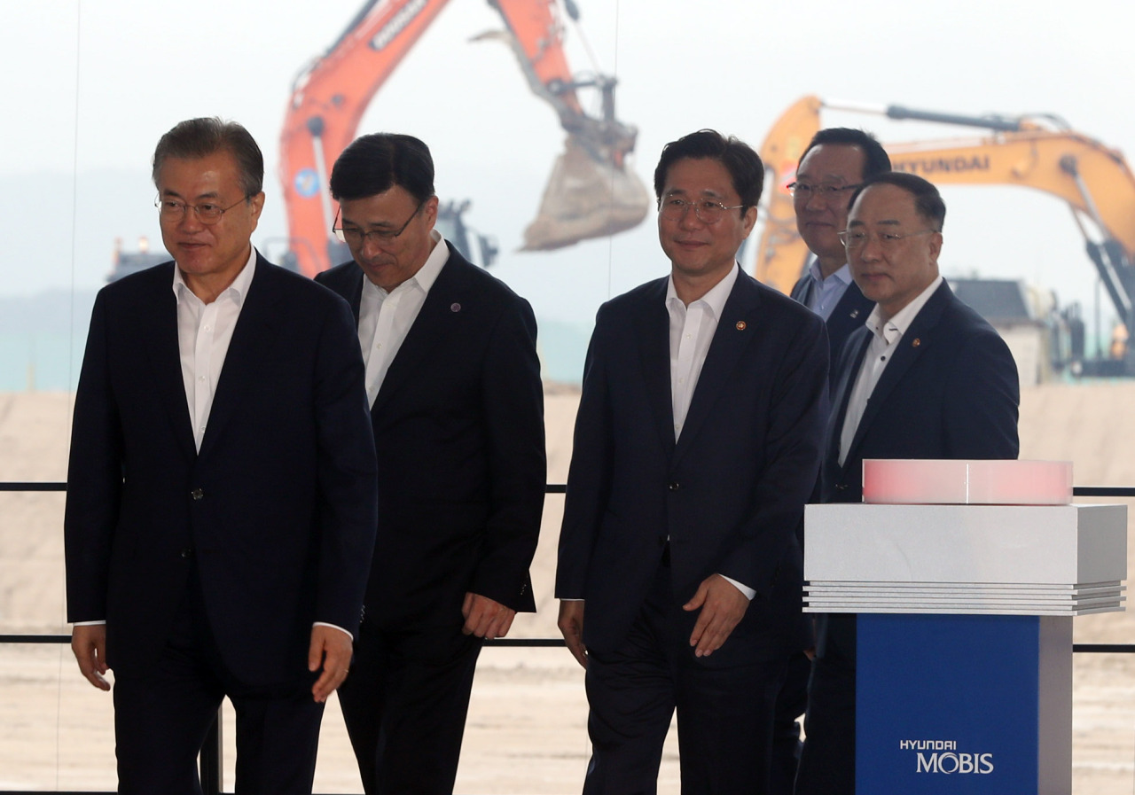 (From left) President Moon Jae-in, Hyundai Mobis CEO Park Chung-kook, Trade Minister Sung Yun-mo, Ulsan Mayor Song Cheol-ho and Deputy Prime Minister and Finance Minister Hong Nam-ki leave after attending a ceremony to kick off construction of a major plant for electric vehicle parts in Ulsan on Wednesday. (Yonhap)
