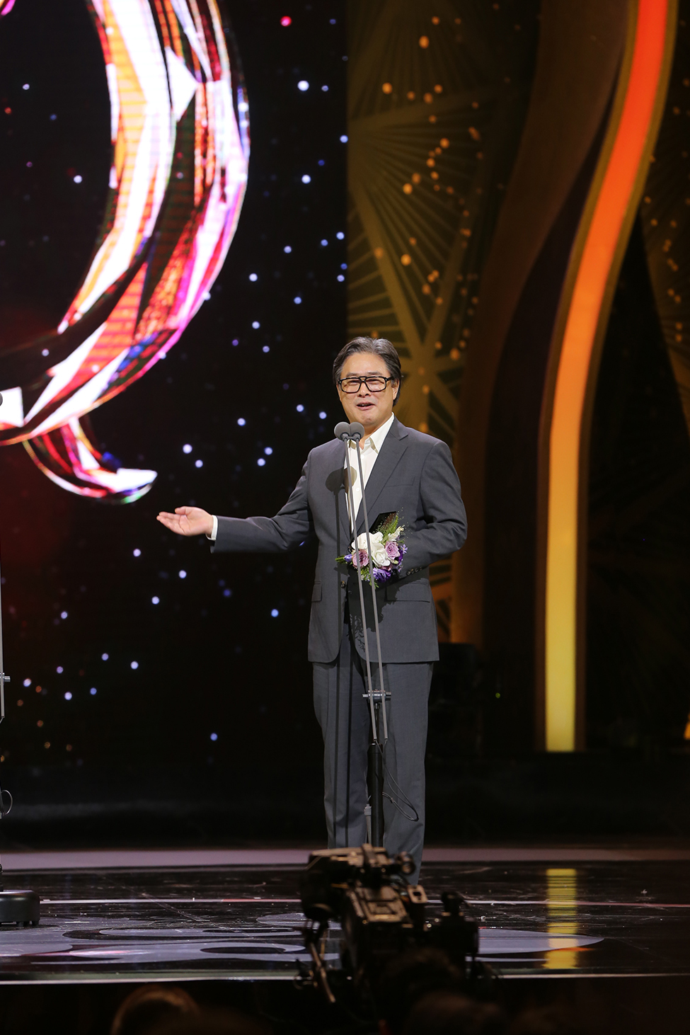 Director Park Chan-wook gives an acceptance speech, winning the Best Mini Series with “The Little Drummer Girl