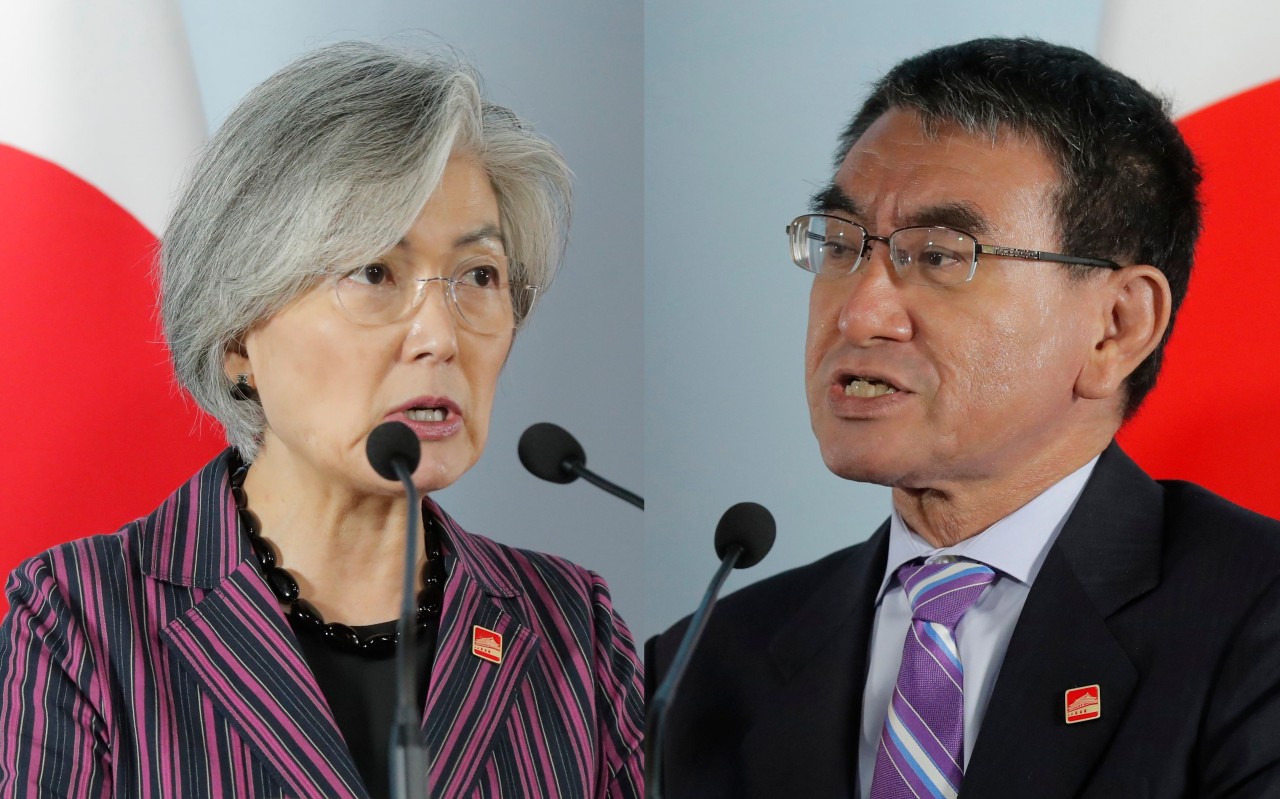 South Korean Foreign Minister Kang Kyung-wha and Japanese Foreign Minister Taro Kono speaks beside Chinese Foreign Minister Wang Yi (not pictured) during a press conference after the ninth trilateral foreign ministers' meeting in Beijing on Aug. 21. (AFP-Yonhap)