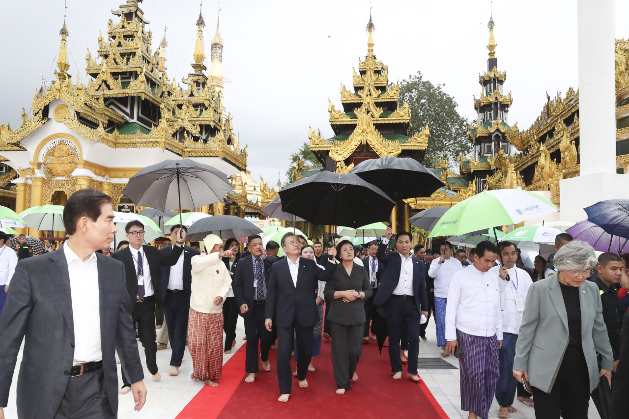 South Korean President Moon Jae-in (center left) and first lady Kim Jung-sook (center right) look around the Shwedagon Pagoda in Yangon, Myanmar on Wednesday. (Yonhap)