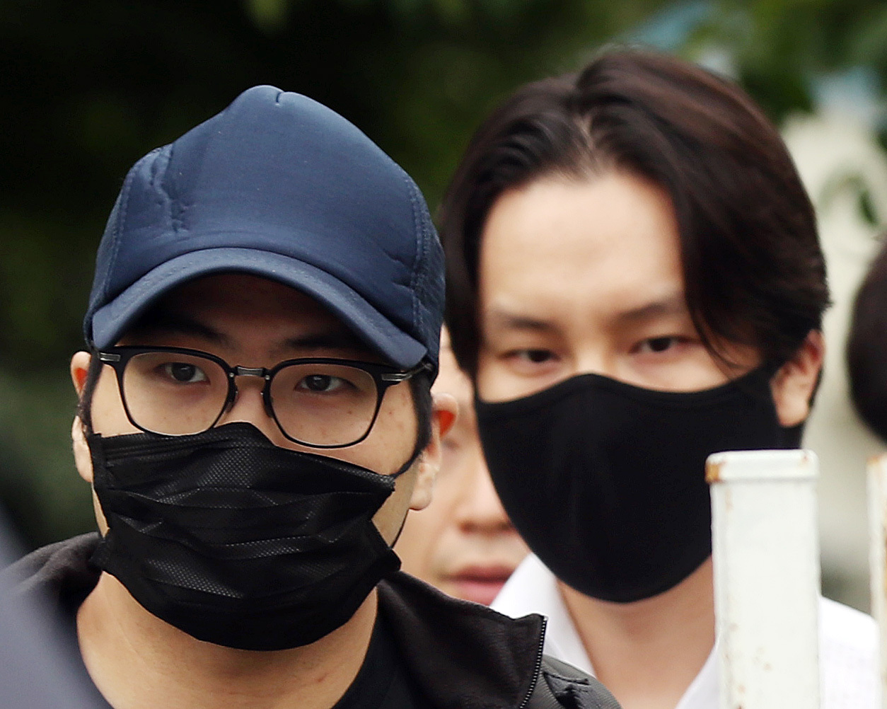 Chung Hyun-sun (left) and Choi Young-geun leave detention center in Incheon Friday. (Yonhap)