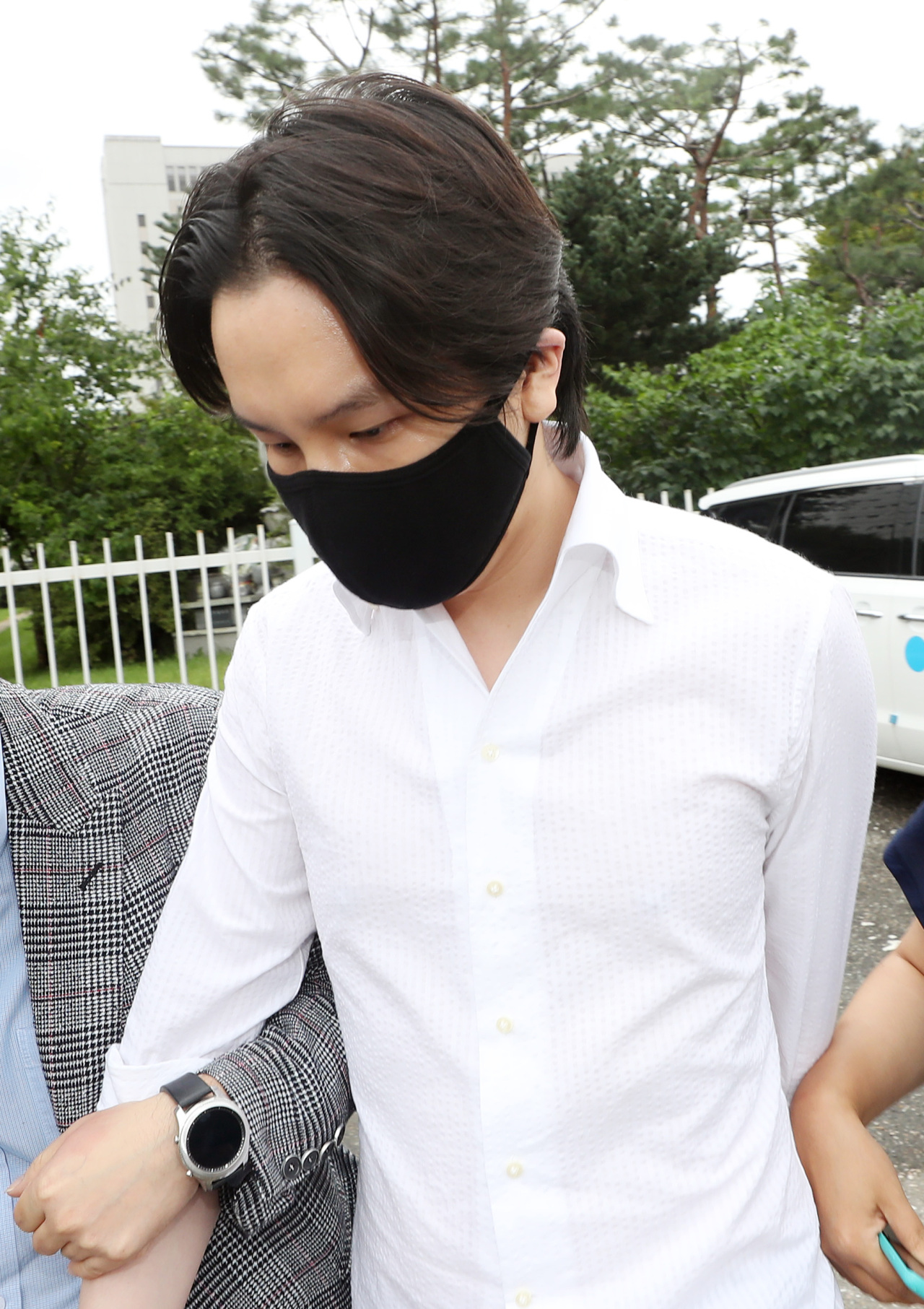Choi, grandson of SK Group founder Choi Jong-gun, photographed leaving detention center Friday. (Yonhap)