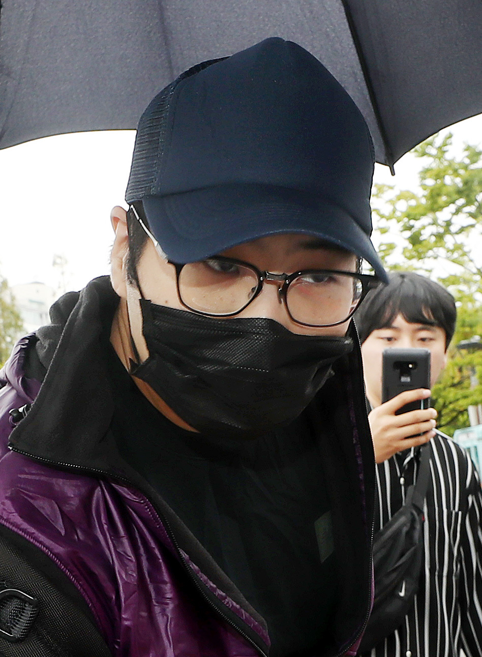 Hyundai grandson Chung leaves detention center in Incheon Friday. (Yonhap)