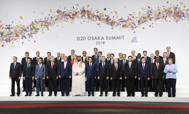 State leaders pose for group photograph on June 28, the last day of the 2019 Group of 20 Summit held in Osaka, Japan. (Yonhap)