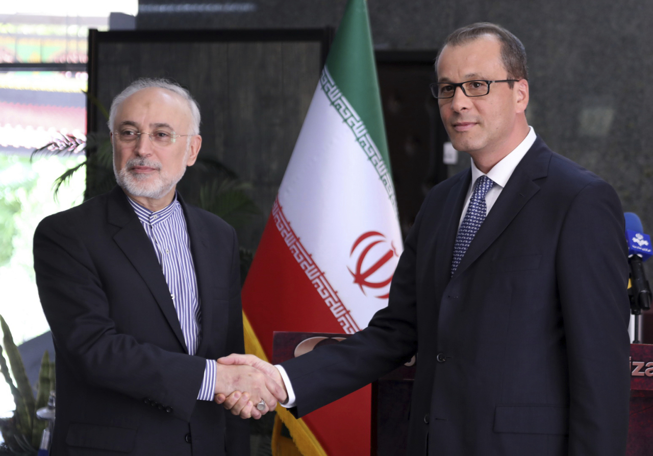 In this photo released by the Atomic Energy Organization of Iran, the head of the organization Ali Akbar Salehi, left, shakes hands with Acting Director General of the International Atomic Energy Agency, IAEA, Cornel Feruta during their meeting in Tehran, Iran, Sunday. (AP-Yonhap)