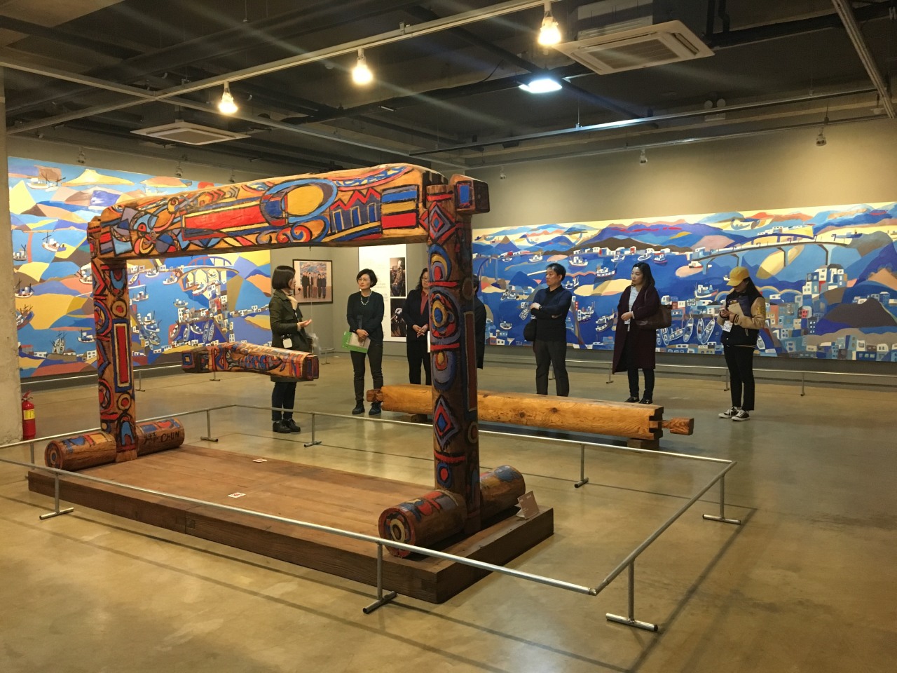 Visitors view works of art shown at Ieyoung Contemporary Art Museum on a tour organized as part of Korea Art Week 2018. (KAMS)