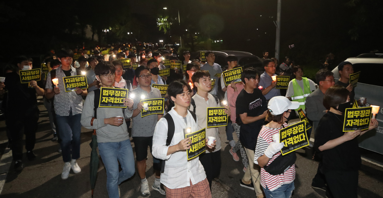 Seoul National University students take part in their third candlelight vigil Monday, criticizing the Moon government for appointing Cho Kuk as the justice minister. (Yonhap)