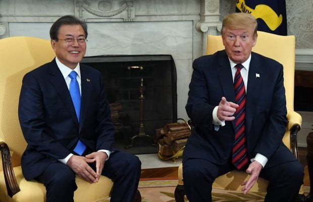 South Korea President Moon Jae-in(left) and his US counterpart Donald Trump. Yonhap
